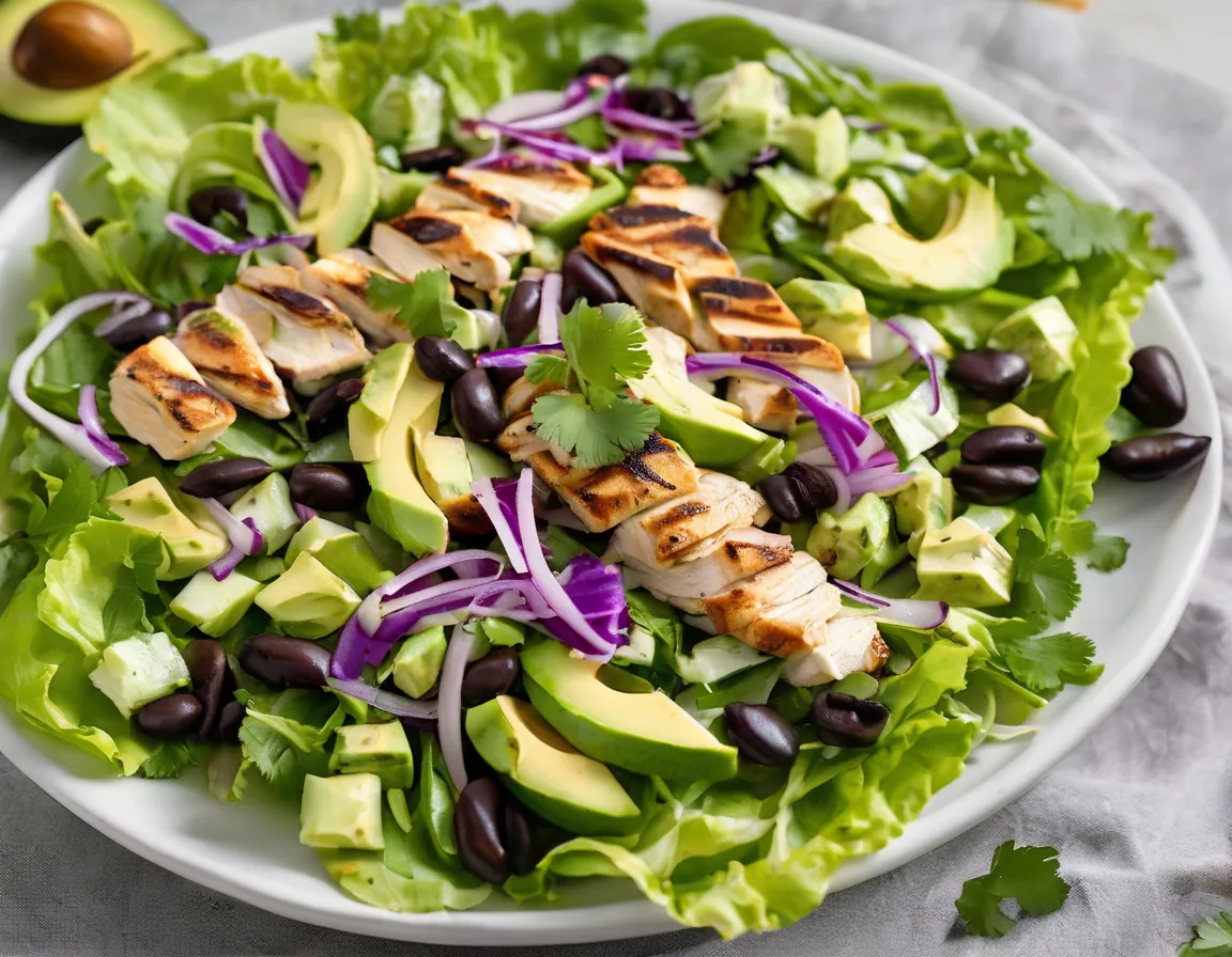 Ensalada de Lechuga con Pollo a la Parrilla y Aguacate